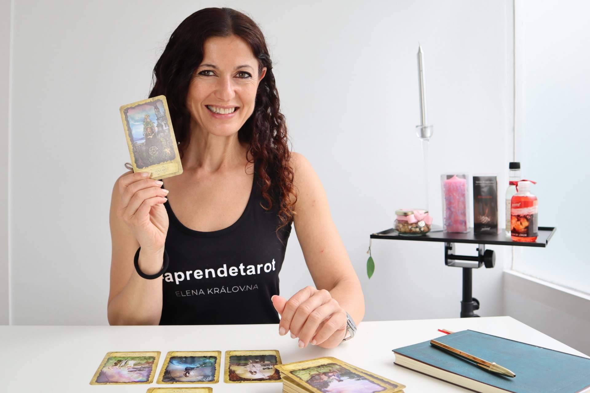 ¿Qué posibilidades ofrece la lectura de tarot con Elena Královna?