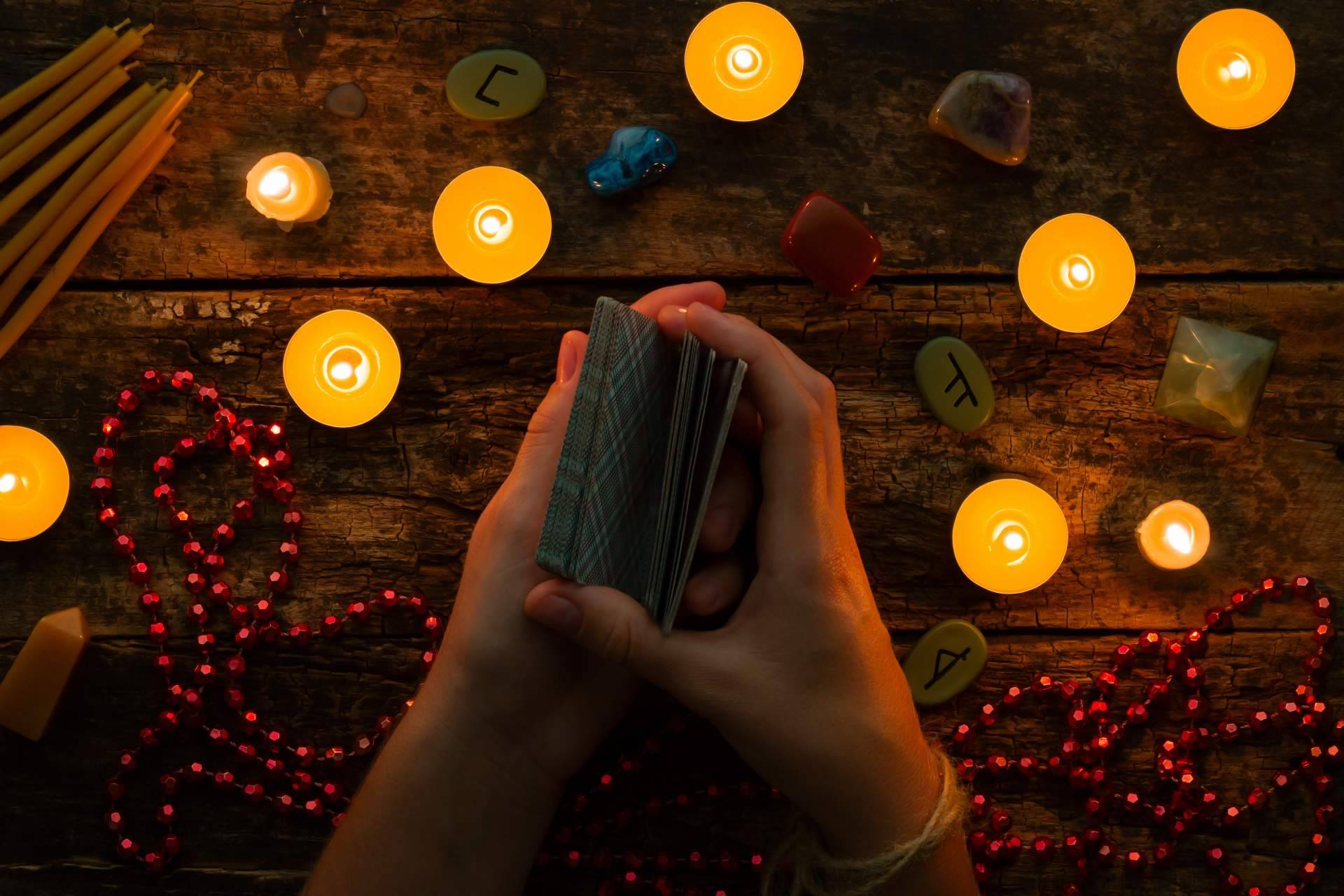 Tarot especializado en el amor bueno y económico con atención 24 horas: Universo del Tarot