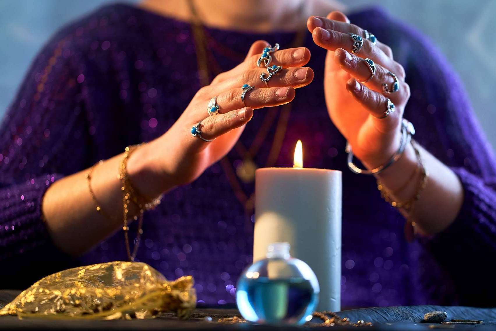 Los rituales esotéricos de la santera Mónica Triple Luna