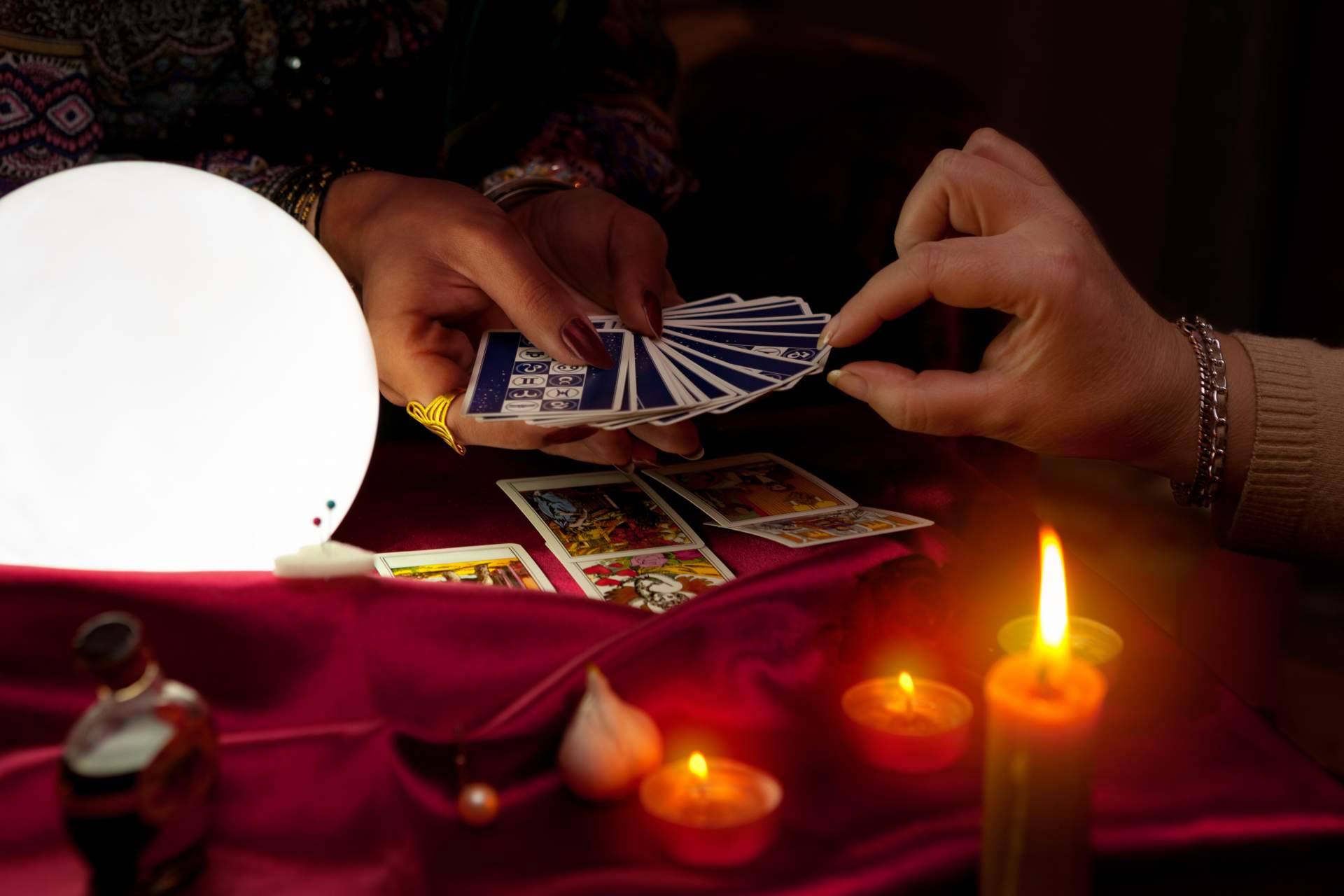 Manuela Moreno y su equipo de videntes profesionales ofrecen un servicio de tarot en La Casa del Tarot y Videncia