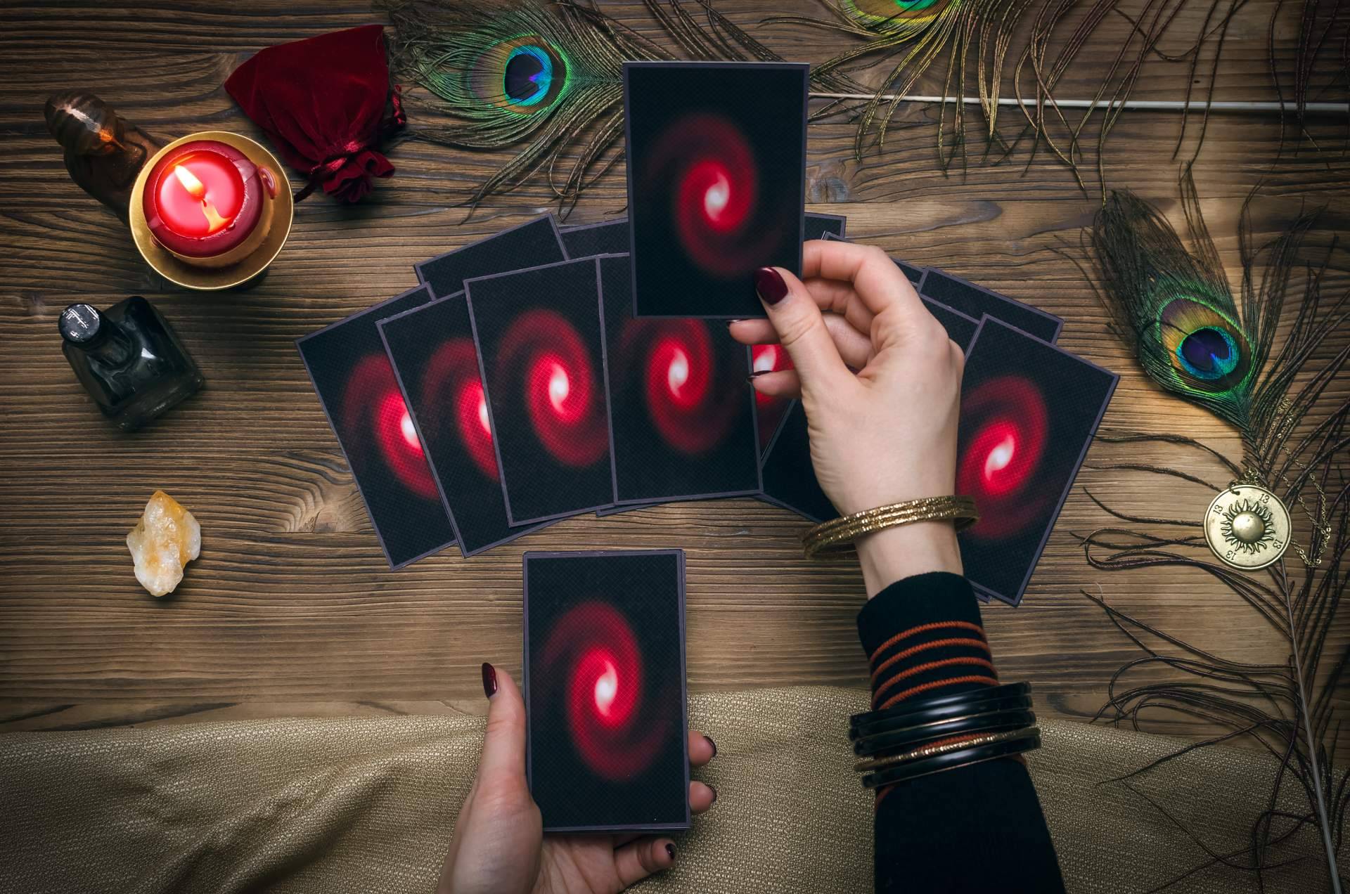 ¿Cómo es el tarot 10 euros con videntes económicas ofrecido por Tarot de las Meigas?