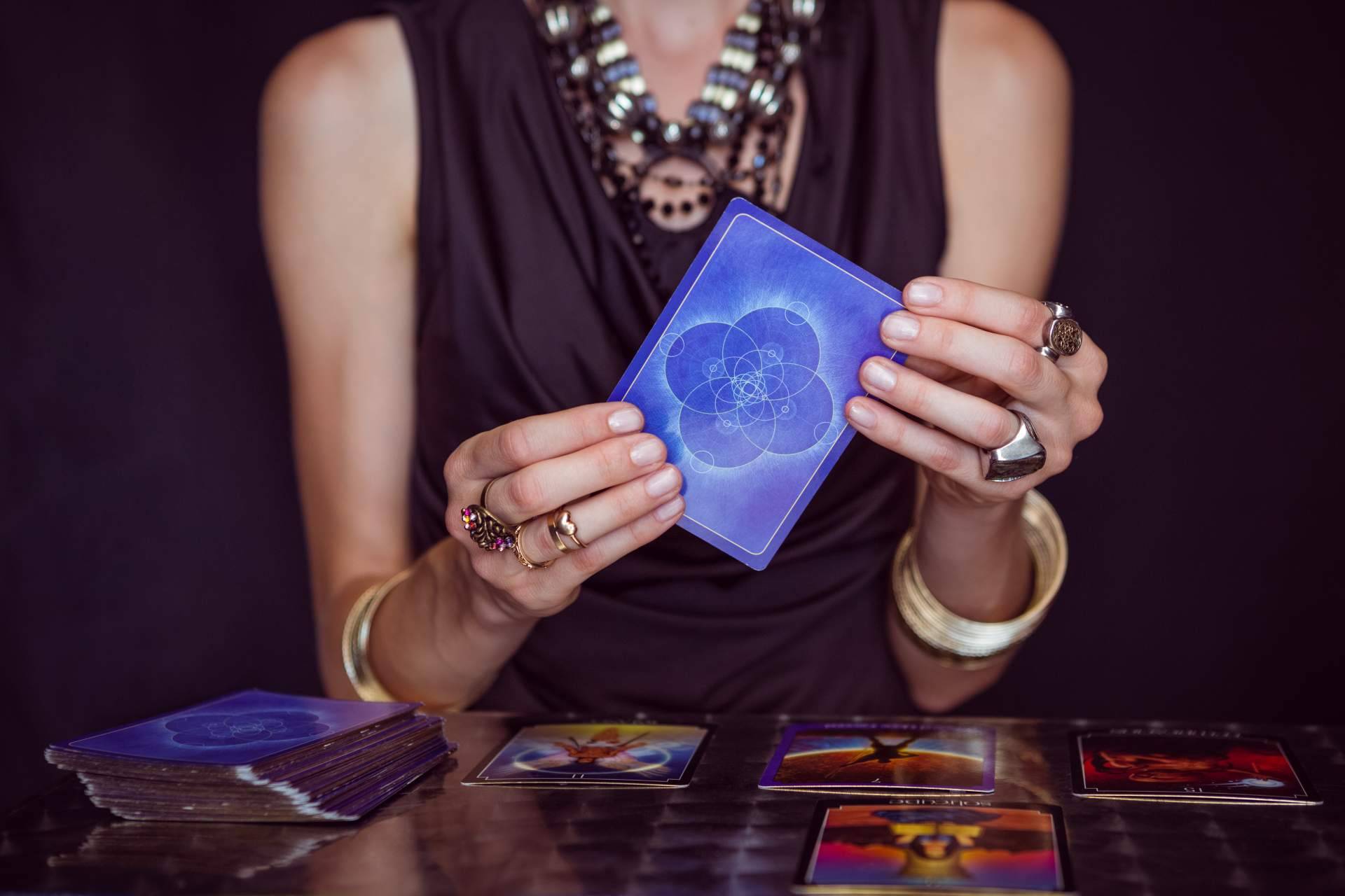 Tarot de Luz María ofrece videncia 24h