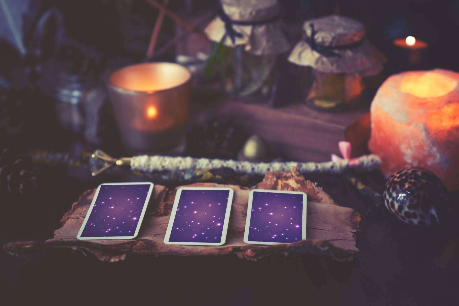¿Qué tipos de barajas de tarot y qué métodos adivinatorios existen?