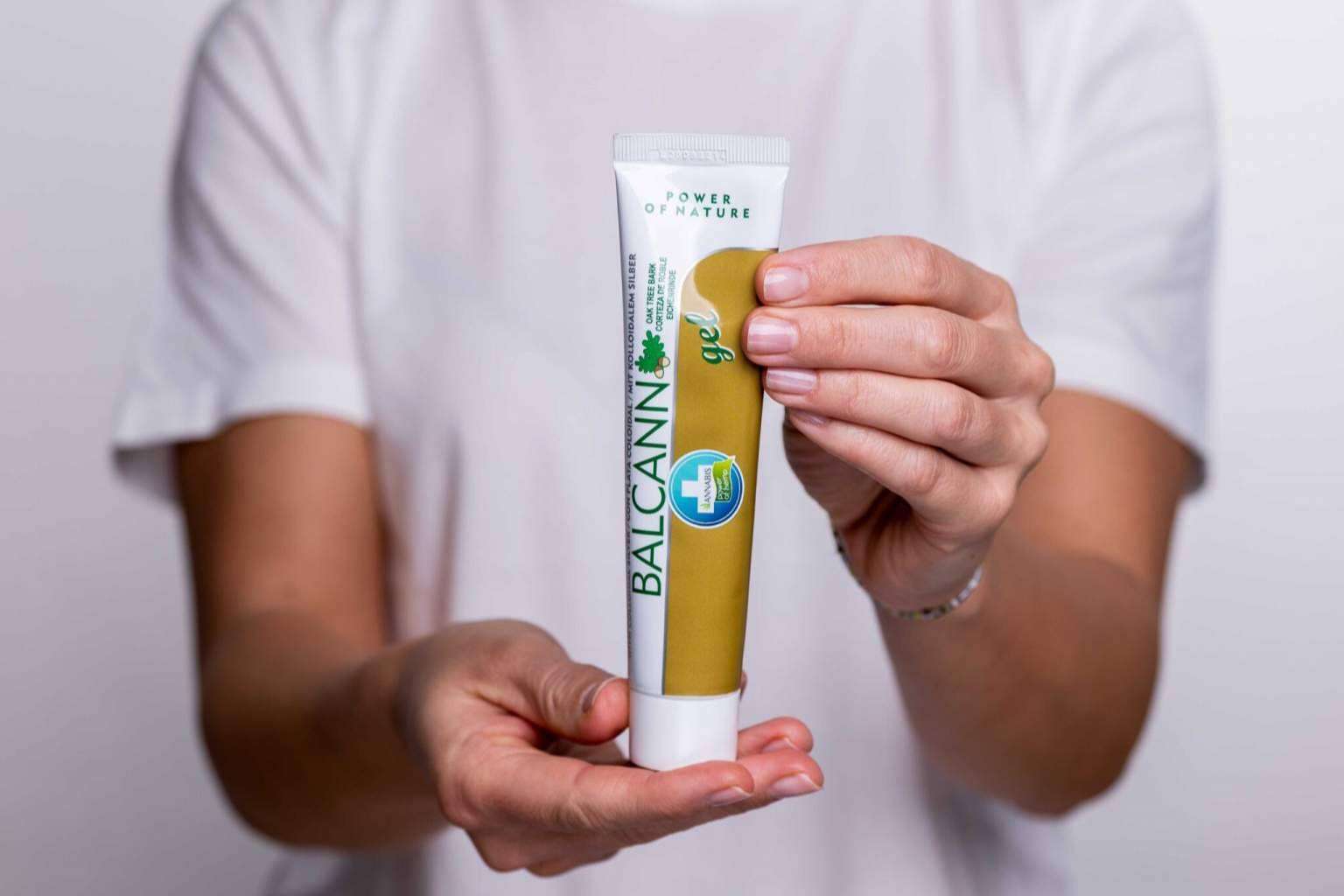 Cuidar la piel con la crema regeneradora a base de roble, en Annabis