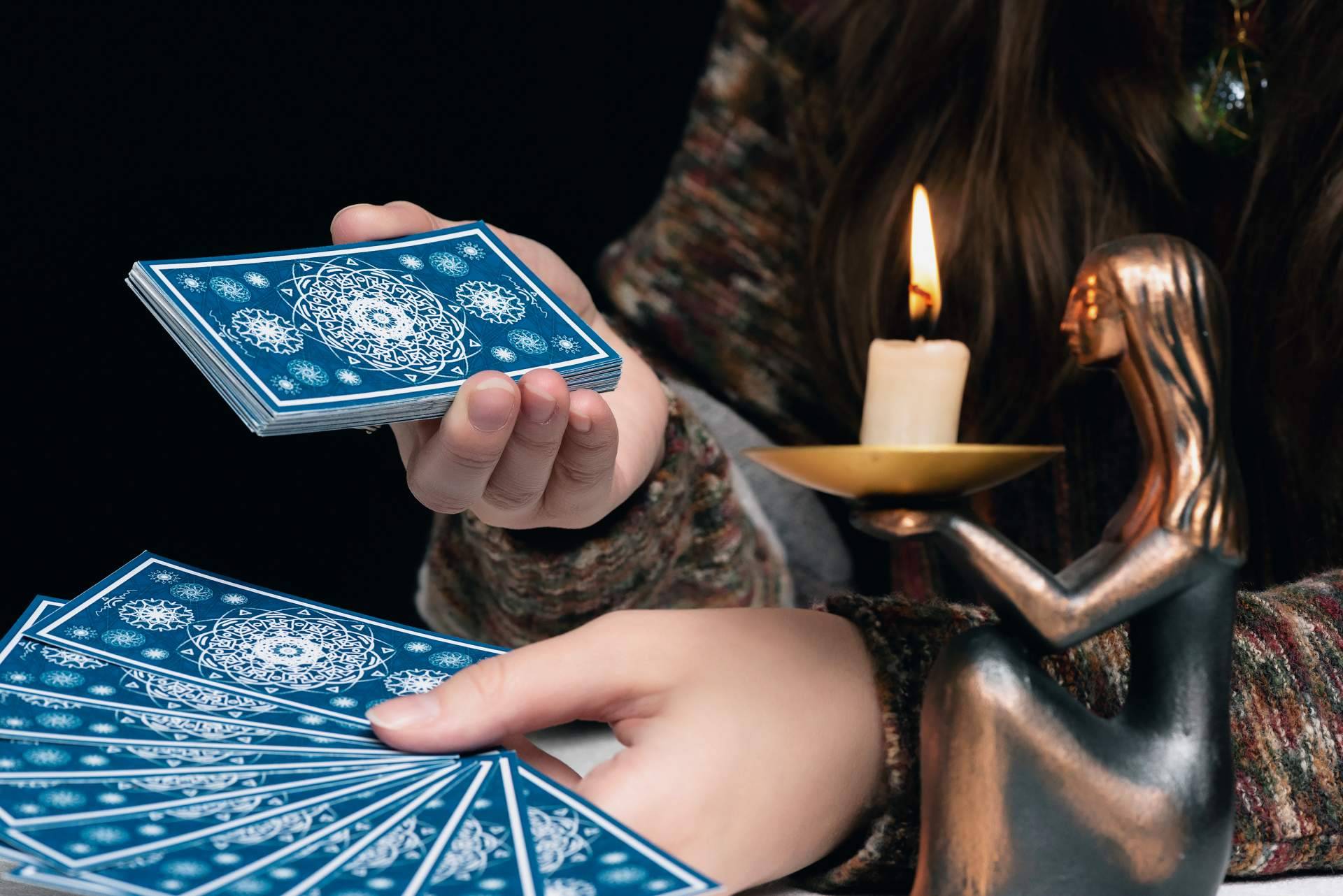 Los profesionales de la lectura de cartas del tarot de Futuro y Videncia