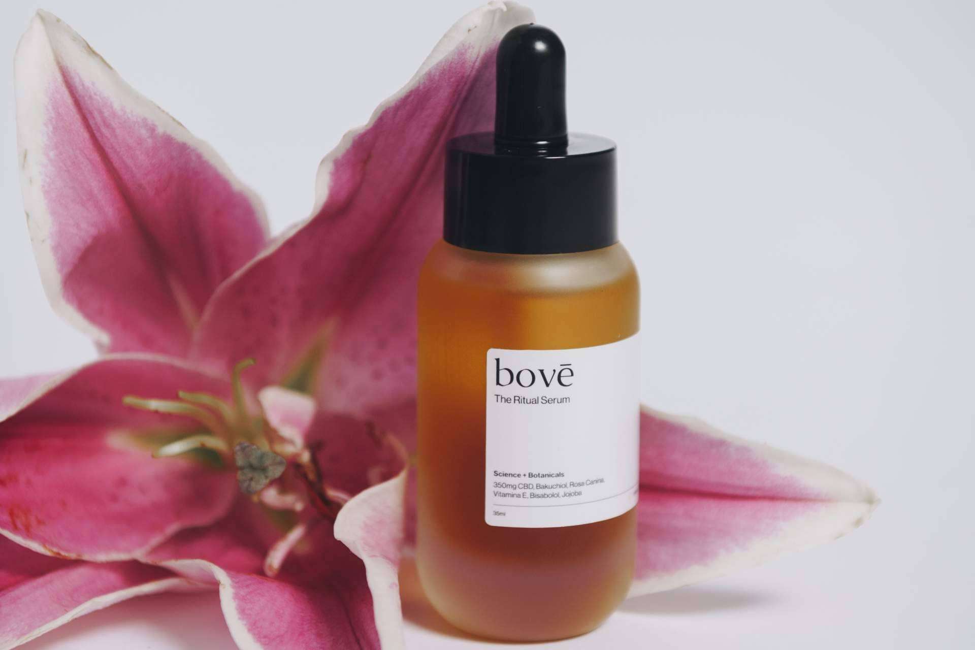 El CBD y la cosmética plant based rejuvenecen y calman la piel. Piel más elástica y luminosa
