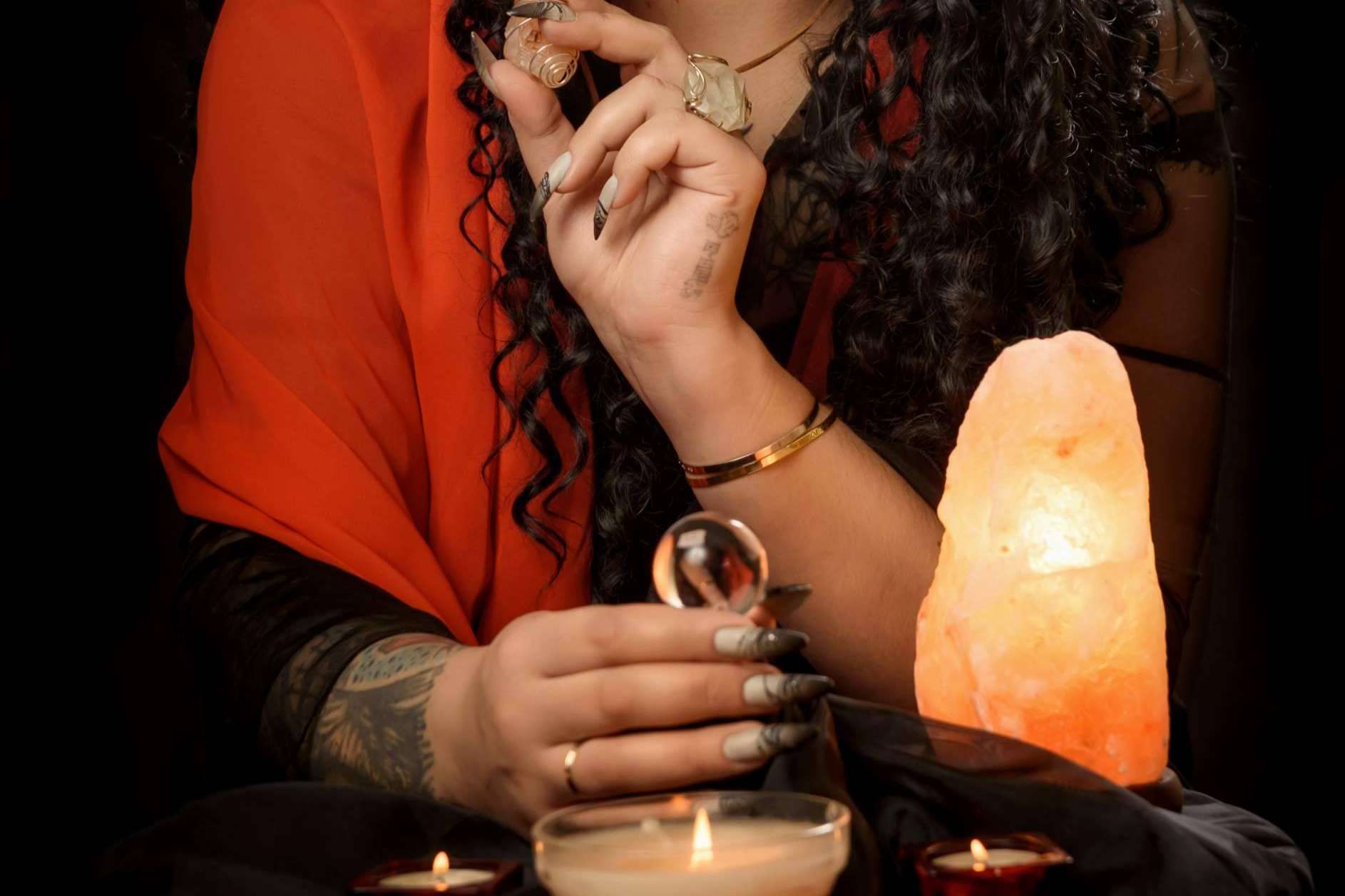 Dama Mágica pone a disposición una consulta de tarot gratuita de 9 a 10 horas de la noche