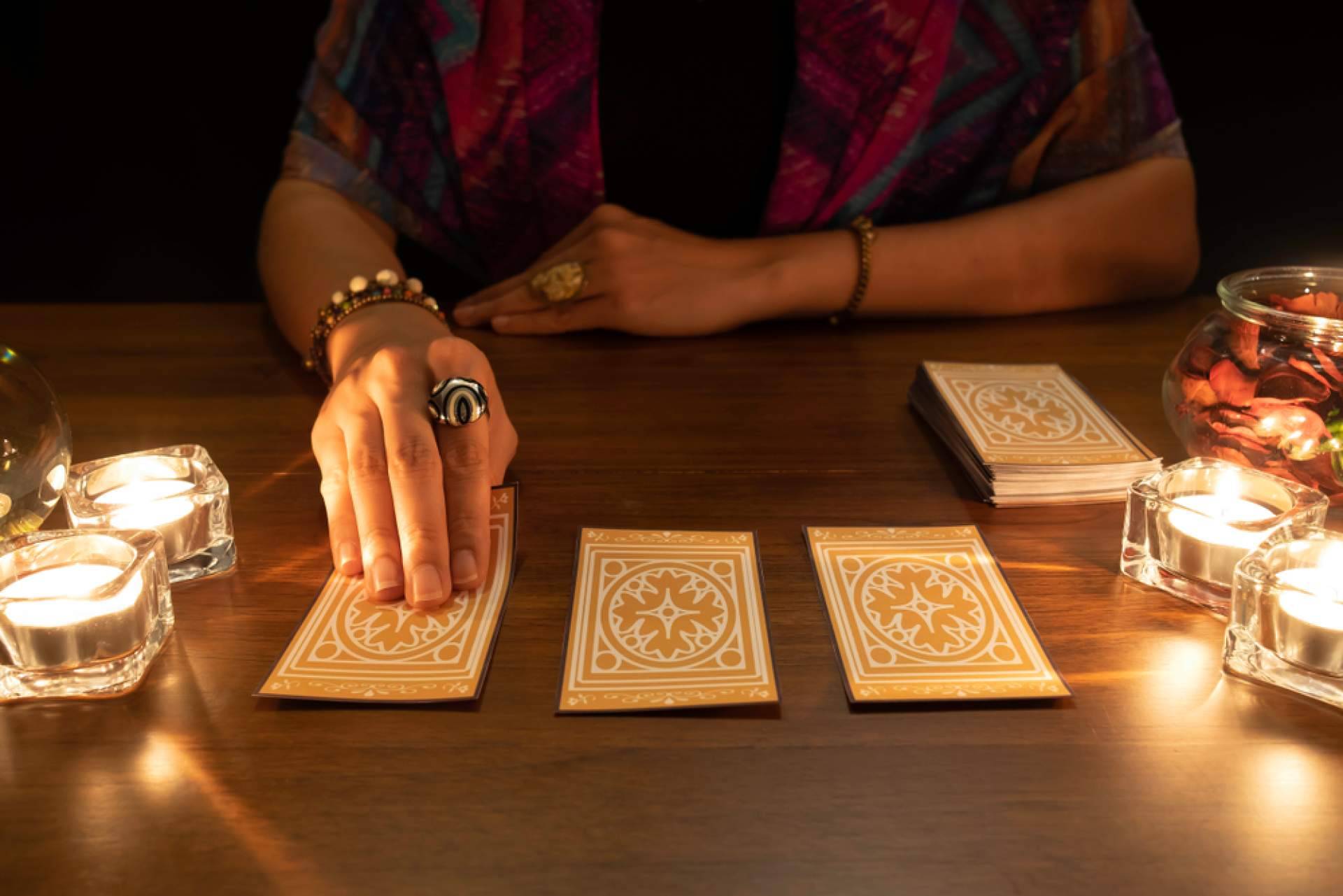 Lara Álvarez, especialista en amarres de amor y lectura de tarot